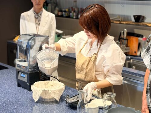 【アーモンドミルク研究会】「アーモンドミルクプチセミナー＆試飲体験会」手作りアーモンドミルク実演・登壇のイメージ